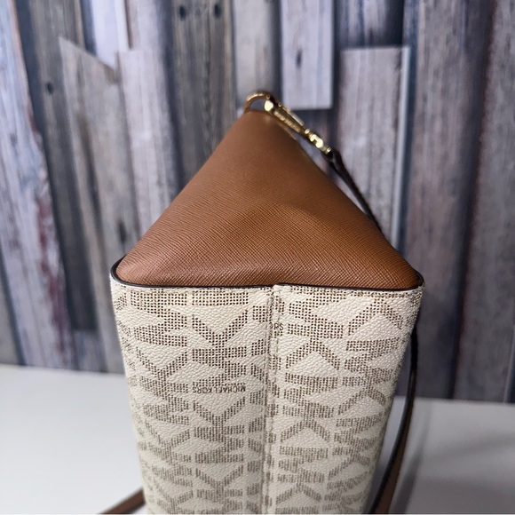 |EUC| MICHAEL KORS Sierra Vanilla Medium Leather Multi-Way Satchel - Picture 2 of 10